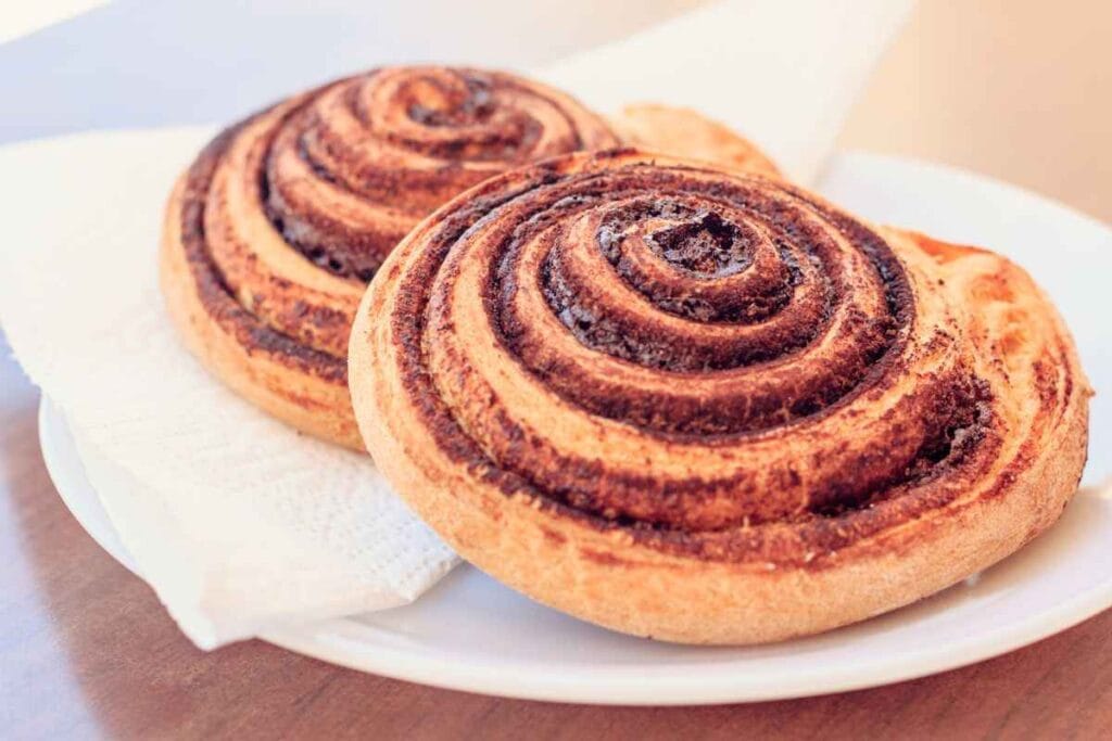 What is the difference between cinnamon bun and cinnamon roll?